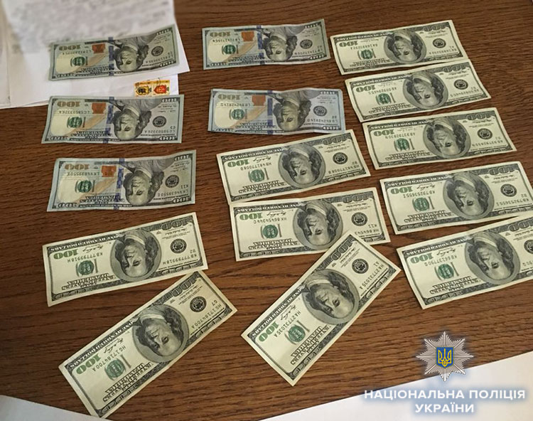 Во Львовской области полиция задержала председателя РГА на взятке в 1,5 тыс. долларов